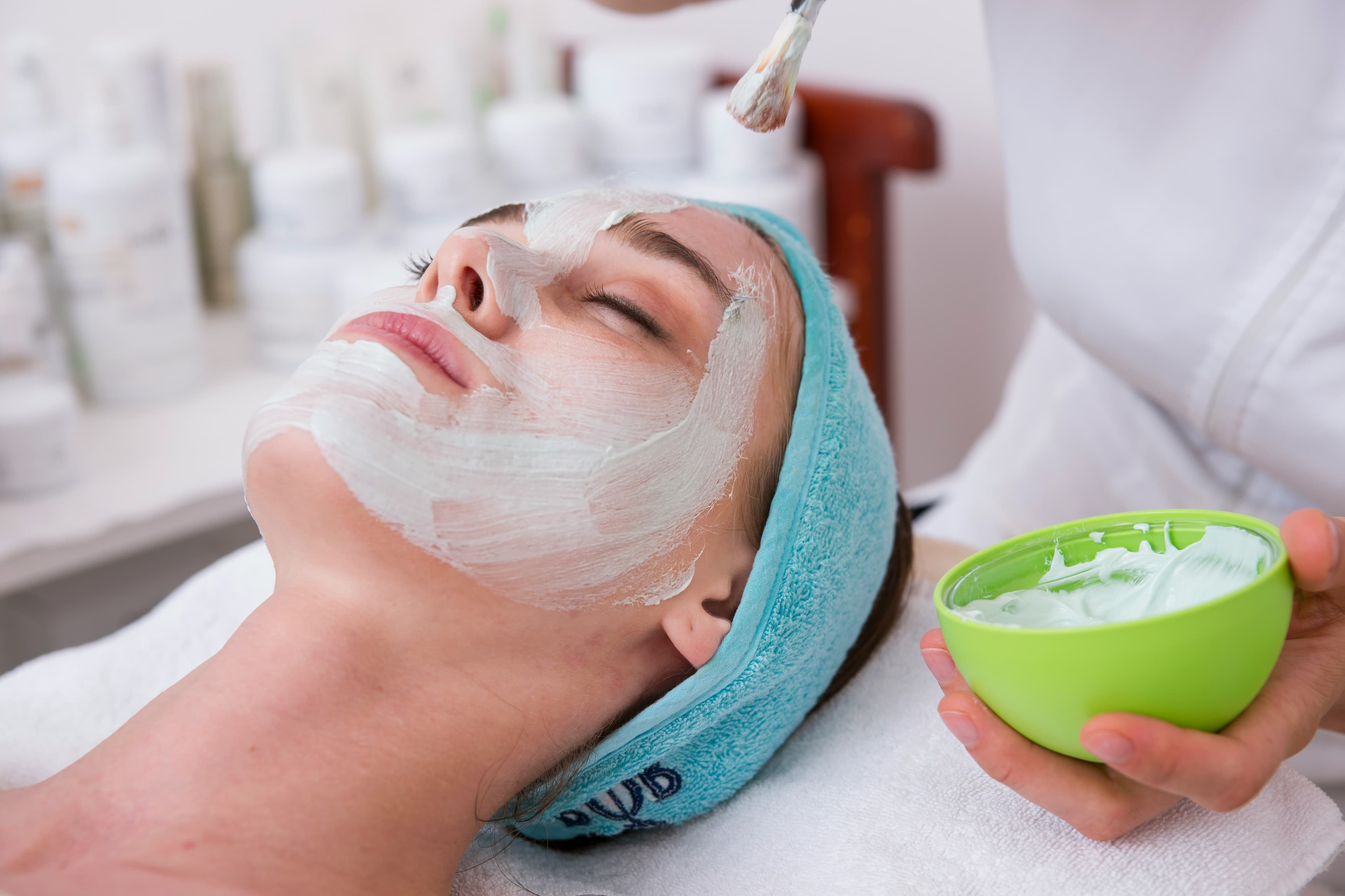 Tratament facial într-un salon de remodelare corporală și dermato cosmetică din Timișoara